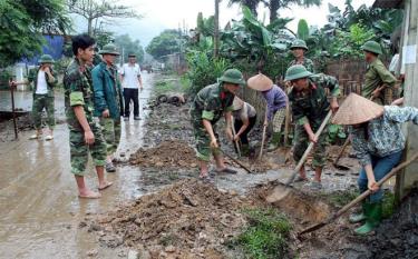 Lực lượng vũ trang Văn Yên giúp dân tu sửa đường giao thông nông thôn.