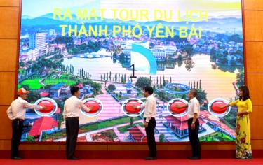 Lãnh đạo Sở Văn hóa - Thể thao vào Du lịch cùng lãnh đạo thành phố Yên Bái khai trương tour du lịch thành phố Yên Bái.