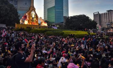 Người Thái Lan biểu tình bên ngoài trụ sở Ngân hàng Thương mại Siam ở Bangkok hôm 25/11.