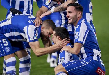 Joselu nhân đôi cách biệt lên 2-0 cho Alaves ở đầu hiệp 2