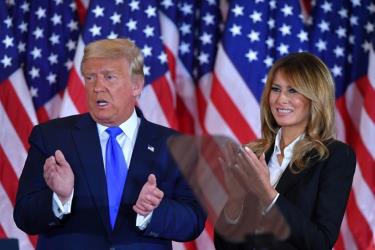 Tổng thống Donald Trump và Phu nhân sau bài phát biểu tại Nhà Trắng rạng sáng 4.11.
