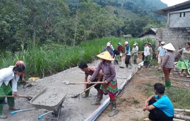 Nhân dân xã Hồng Ca tích cực tham gia làm đường giao thông nông thôn.