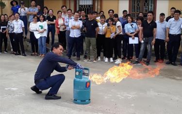 Học viên tham gia lớp tập huấn thực hành chữa cháy