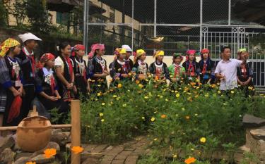 Thầy giáo Giàng A Của giới thiệu cho học sinh về các mô hình được xây dựng tại Trường.