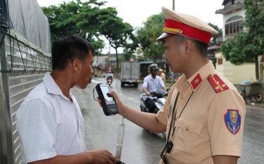 Lực lượng cảnh sát giao thông Công an huyện Trấn Yên kiểm tra nồng độ cồn người điều khiển phương tiện.