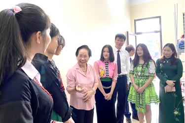 Giáo sư, Tiến sĩ Nguyễn Thị Doan - Chủ tịch Hội Khuyến học Việt Nam cùng các đồng chí lãnh đạo tỉnh thăm thầy và trò Trường Phổ thông Dân tộc Nội trú THPT tỉnh.