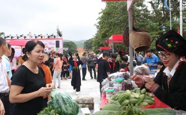 Nhân dân tham quan, mua sắm tại phiên chợ đưa hàng Việt về miền núi tại huyện Văn Yên.