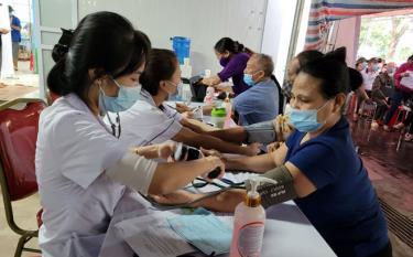 Elderly people receive check-up before vaccination at the Friendship 103 General Hospital in Yen Bai city.
