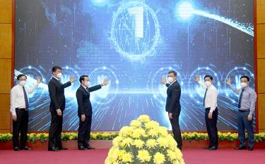 Leaders of Yen Bai province, Yen Bai city and VietinBank launch public servants’ e-cards and cashless payment programme.