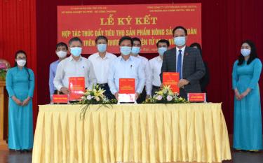 Leaders of the Yen Bai Department of Agriculture and Rural Development, the provincial Department of Industry and Trade, and the Viettel Post’s branch in Yen Bai sign a cooperation pact to put safe local agricultural goods on sale on Viettel’s e-commerce platform Voso.vn.