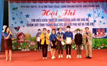 Ban Tổ chức trao giải cho các đội tham gia Hội thi.