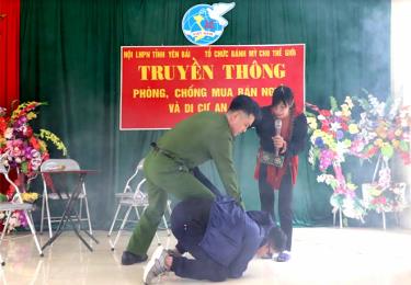 Truyền thông qua tiểu phẩm.