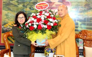 Đại tá Lê Thị Thanh Hằng -Phó Giám đốc Công an tỉnh tặng hoa chúc mừng Ban Trị sự Giáo hội Phật giáo Việt Nam tỉnh Yên Bái