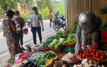 Người dân mua rau xanh tại một điểm bán hàng trên đường Nguyễn Đức Cảnh, phường Yên Thịnh, thành phố Yên Bái.