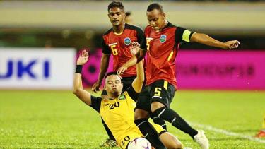 Việc Brunei (áo vàng) rút khỏi vòng loại đã trao vé vào VCK AFF Suzuki Cup 2020 cho Timor Leste (áo đỏ).