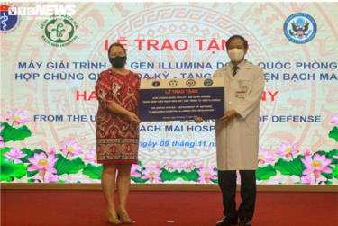 Đại biện lâm thời phái đoàn ngoại giao Mỹ Marie Damour đến thăm và trao tặng máy giải trình tự gen Illumina cho bệnh viện Bạch Mai, Hà Nội.