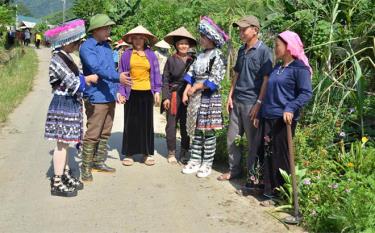 Lãnh đạo xã Phong Dụ Thượng cùng đồng bào bàn cách để xây dựng Bản Lùng sớm cán đích thôn NTM.