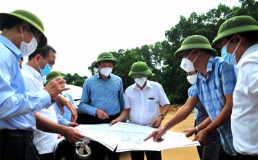 Đồng chí Trần Huy Tuấn - Phó Bí thư Tỉnh ủy, Chủ tịch UBND tỉnh (áo xanh, giữa) kiểm tra tình hình triển khai thực hiện Dự án đầu tư xây dựng hạ tầng và tình hình thu hút đầu tư tại Khu công nghiệp Âu Lâu, thành phố Yên Bái.