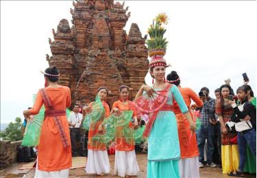 Chương trình dân vũ đặc sắc do thiếu nữ Chăm (Ninh Thuận) biểu diễn đón mừng Lễ hội Katê 2020.