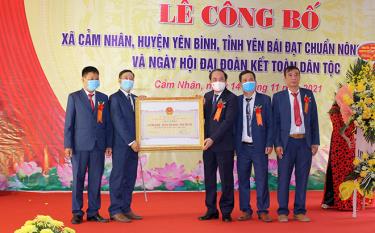 Đồng chí Tạ Văn Long - Phó Bí thư Thường trực Tỉnh ủy, Chủ tịch HĐND tỉnh trao Bằng công nhận đạt chuẩn nông thôn mới cho xã Cảm Nhân, huyện Yên Bình.