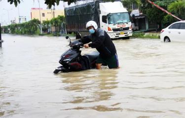 Nhiều phương tiện chết máy phải dắt bộ qua điểm ngập trên QL1A, đoạn qua TP Quy Nhơn