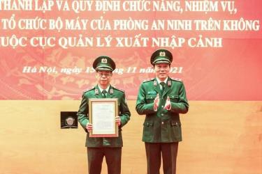 Thứ trưởng Bộ Công an Lương Tam Quang trao quyết định thành lập Phòng An ninh trên không.