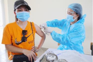 Nhân viên y tế đến từ tỉnh Bắc Giang hỗ trợ tiêm vaccine cho người dân Quận Long Biên, Hà Nội, tháng 9/2021.