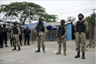 Cảnh sát gác bên ngoài nhà tù Penitenciaria del Litoral tại thành phố Guayaquil, Ecuador sau vụ bạo lực ngày 13/11/2021.