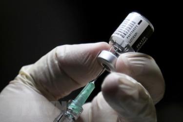 Nhân viên y tế chuẩn bị mũi tiêm vaccine ngừa COVID-19 của Pfizer tại một điểm tiêm chủng ở Toronto, Canada ngày 14/12/2020.
