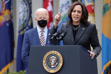 Tổng thống Mỹ Joe Biden đứng nhìn Phó Tổng thống Kamala Harris phát biểu về các vấn đề khủng hoảng biên giới hồi tháng 3/2021.