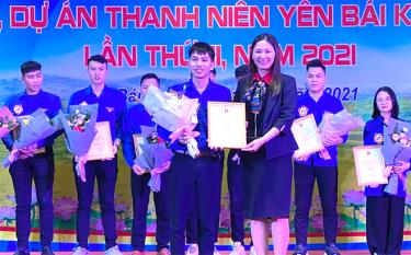 Đồng chí Đoàn Thị Thanh Tâm – Bí thư Tỉnh đoàn trao giải Nhất cho tác giả Nguyễn Hồng Sơn – Trường Cao đẳng Nghề Yên Bái với ý tưởng 