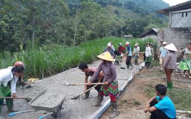 Residents in Hong Ca commune have actively joined hands in upgrading local roads.
