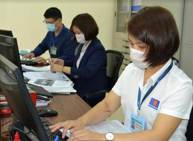 Đoàn viên Công đoàn Cơ quan UBND phường Hồng Hà trực giải quyết công việc của tổ chức, cá nhân tại Bộ phận Phục vụ hành chính công.