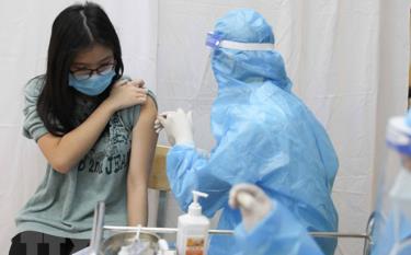 Tiêm vaccine phòng COVID-19 cho học sinh Trường THPT Kim Liên, quận Đống Đa.