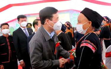 Politburo member and Standing member of the Party Central Committee's Secretariat Vo Van Thuong meets residents of Tan Hop at the ceremony to announce Tan Hop’s new-style rural area title and celebration of the National Great Unity Festival.