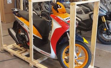 SH 350i Repsol sở hữu màu áo đỏ, trắng, cam nổi bật.