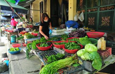 Rau - củ - quả tăng giá, khiến người dân thêm khó khăn.