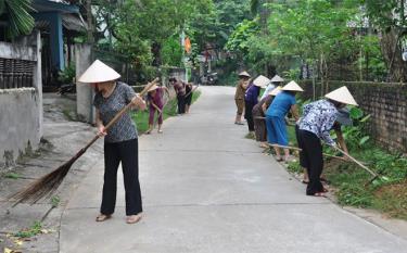 Người dân phường Đồng Tâm, thành phố Yên Bái quét dọn, vệ sinh môi trường.