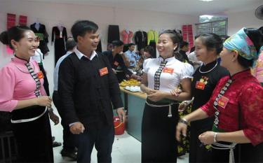 The ethnic minority female members in Nghia Lo town exchanged experience in social work and economic development.
