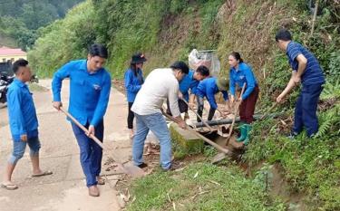 Đoàn viên thanh niên huyện Mù Cang Chải tham gia vệ sinh môi trường.