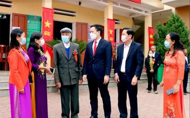 Yen Binh district’s leaders talk with residents in Dai Minh commune at the festival of national great unity.
