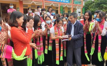 Writer Ha Lam Ky of Tay ethnic minority group speaks to high school students in Nghia Lo township