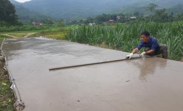 Ngừi dân xã Hưng Thịnh bê tông hóa một tuyến đường trục thôn.