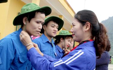 Doan Thi Thanh Tam, Secretary of the Yen Bai Provincial Committee of the Ho Chi Minh Communist Youth Union, presents the symbolic hats of youth volunteers to young people in Luc Yen district.