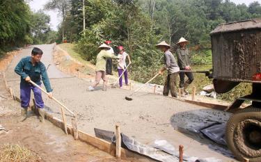 Người dân các địa phương trong tỉnh được biết, được bàn, được làm và được thụ hưởng các công trình điện, đường, trường, trạm nhờ thực hiện tốt Quy chế dân chủ ở cơ sở. Trong ảnh: Người dân xã Đại Lịch, huyện Văn Chấn tham gia làm đường giao thông nông thôn.