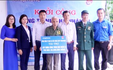 Đồng chí Trần Anh Tuấn- Trưởng phòng nhân sự Tổng hợp Trung tâm Kinh doanh VNPT - Yên Bái (đứng thứ bên phải) trao 83 triệu đồng cho gia đình ông Vương Văn Tấc, xã Lâm Giang ,Văn Yên để xây dựng nhà ở