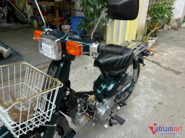 Honda Cub 82 đời 2001 “còn zin” giá 250 triệu.