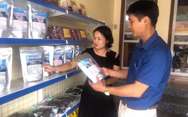 Sản phẩm cá sấy hồ Thác Bà của HTX Dịch vụ tổng hợp Yên Bình được nhiều khách hàng tin dùng.