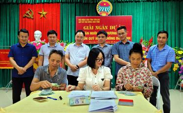Đồng chí Giàng A Câu - Chủ tịch Hội Nông dân tỉnh (thứ 3, từ trái sang) chứng kiến buổi giải ngân Dự án chăn nuôi lợn thương phẩm cho hội viên nông dân huyện Trạm Tấu.