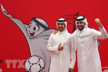 Người dân chụp ảnh bên hình ảnh linh vật World Cup Qatar 2022 ở Doha.